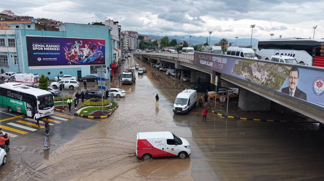 Sel suları Trabzon’u vurdu! Toklu deresi taştı, eski devlet sahil yolu Venedik’e döndü 10